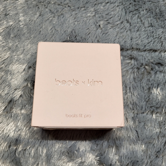 Beats Fit Pro x Kim Kardashian – True Wireless Noise Cancelling Earbuds - Picture 4 of 6